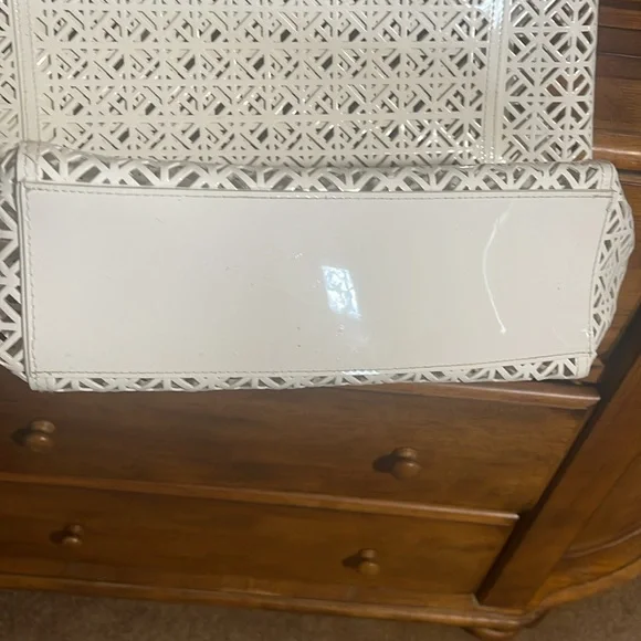 Tory Burch Laser Cut Beach Bag/Tote in white PVC - Picture 4 of 7